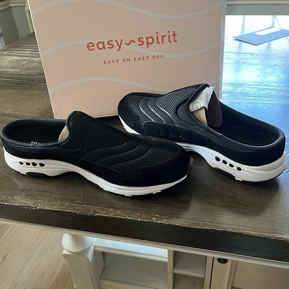 Easy Spirit Women’s Traveltime Mule - Picture 2 of 3